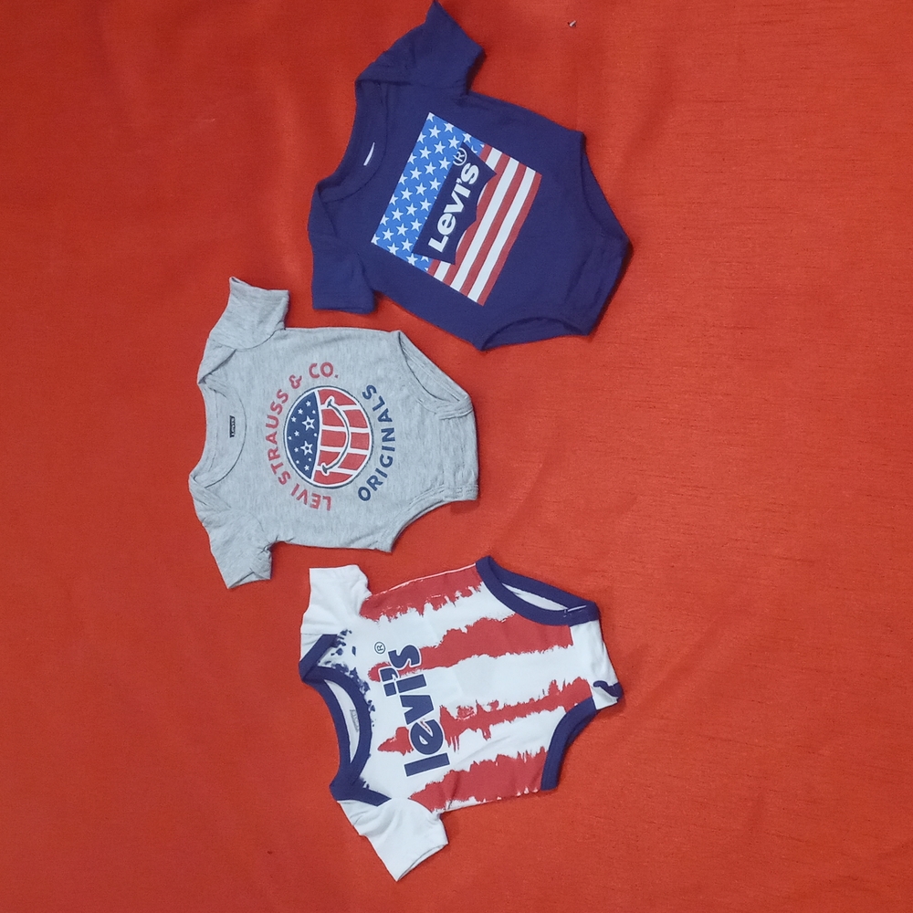 *(NEWBORN) LEVI'S (3) BODYSUITSWITH (6) PIECE BATH SET LILA AND JACK
